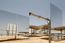 Pin năng lượng thuộc công trình tháp Ashalim trên sa mạc Negev, Israel. (Nguồn: AFP/TTXVN) 