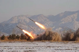 Triều Tiên phóng thử các tên lửa dưới sự chứng kiến của nhà lãnh đạo Kim Jong-II khi ông thăm đơn vị 1489 thuộc Quân đội Nhân dân Triều Tiên. (Nguồn: EPA/TTXVN) 