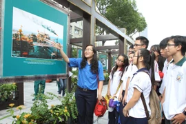 Đưa mô hình nhà giàn DK1 vào sân trường tiểu học