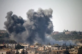 Khói bốc lên sau một đợt không kích ở Deraa ngày 23/2. (Nguồn: AFP/TTXVN) 