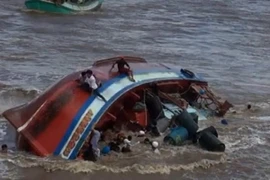 Cảnh tượng chìm tàu kinh hoàng tại Lễ hội Nghinh Ông