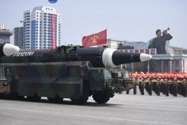 Một loại tên lửa được Triều Tiên trưng bày tại lễ diễu binh kỷ niệm 105 năm ngày sinh cố Chủ tịch Kim Nhật Thành ở Bình Nhưỡng ngày 15/4. (Nguồn: THX/TTXVN) 