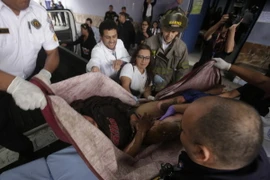 Chuyển em nhỏ bị thương trong vụ hỏa hoạn ở trung tâm tới bệnh viện San Juan de Dios ở Guatemala City ngày 8/3. (Nguồn: AFP/TTXVN) 