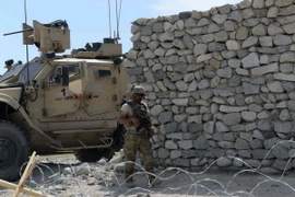 Binh sỹ quân đội Mỹ trong chiến dịch truy quét IS tại huyện Achin, tỉnh Nangarhar ngày 14/4. (Nguồn: AFP/TTXVN) 