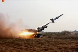 Cuộc tập trận bắn đạn thật chống máy bay của quân đội Triều Tiên tại một địa điểm bí mật ở khu vực phía tây biên giới liên Triều. (Nguồn: EPA/TTXVN) 