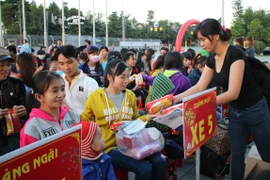 Ấm áp chuyến xe đưa đón công nhân về quê đón Tết