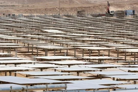 Pin năng lượng thuộc công trình tháp Ashalim trên sa mạc Negev, Israel. (Nguồn: AFP/TTXVN) 