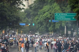 Người biểu tình bạo loạn xung đột với cảnh sát tại thủ đô Caracas, Venezuela, ngày 20/4. (Nguồn: AFP/TTXVN)