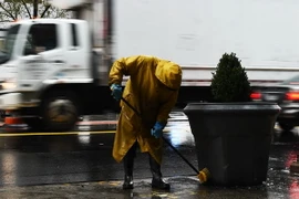 Công nhân dọn dẹp vệ sinh trên một đường phố ở New York. (Nguồn: AFP/TTXVN) 