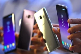Điện thoại Samsung Galaxy S8 được trưng bày tại một cửa hàng ở Seoul ngày 13/4. (Nguồn: AFP/TTXVN) 