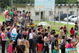 Thân nhân các tù nhân chờ đợi thông tin bên ngoài nhà tù Anisio Jobim ngày 2/1. (Nguồn: THX/TTXVN) 