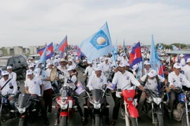 Những người ủng hộ tham gia chiến dịch vận động tranh cử ở Phnom Penh, Campuchia ngày 20/5. (Nguồn: EPA/TTXVN) 