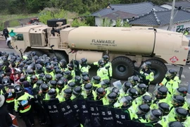 Xe chở hệ thống THAAD vào khu vực lắp đặt ở Seongju ngày 26/4. (Nguồn: AFP/TTXVN) 