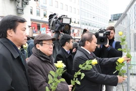 Đoàn đại biểu cấp cao Quốc hội Việt Nam đang ở thăm chính thức Thụy Điển đã đến đặt hoa tưởng niệm các nạn nhân và gửi lời chia buồn đến nhân dân và chính quyền thành phố Stockholm. (Ảnh: Trọng Đức/TTXVN) 