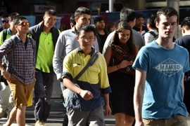 Người dân đi bộ trên một con phố ở Sydney, Australia ngày 20/4. (Nguồn: AFP/TTXVN) 