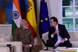 Thủ tướng Tây Ban Nha Mariano Rajoy (phải) đã hội đàm với Thủ tướng Ấn Độ Narendra Modi (trái) tại Dinh Moncloa ở thủ đô Madrid. (Nguồn: EPA/TTXVN)
