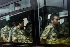 Các nghi can trong vụ đảo chính trên xe buýt đến tòa án ở Istanbul ngày 20/7/2016. (Nguồn: AFP/TTXVN)
