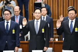 Ông Lee Jae-Yong (giữa) trong phiên điều trần của Quốc hội Hàn Quốc ở Seoul ngày 6/12/2016. (Nguồn: AFP/TTXVN) 