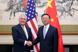 Ủy viên Quốc vụ Trung Quốc Dương Khiết Trì (phải) gặp Ngoại trưởng Mỹ Rex Tillerson (trái) tại Bắc Kinh, Trung Quốc ngày 18/3. (Nguồn: EPA/TTXVN)