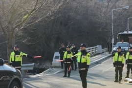 Cảnh sát tăng cường an ninh tại lối vào sân golf ở Seongju, nơi được dùng để bố trí hệ thống THAAD của Mỹ. (Nguồn: THX/TTXVN) 