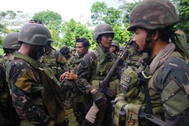 Binh sỹ Philippines trong chiến dịch truy quét phiến quân ở thành phố Marawi thuộc đảo Mindanao ngày 25/5. (Nguồn: EPA/TTXVN)