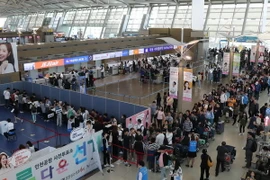 Cử tri Hàn Quốc bỏ phiếu bầu Tổng thống tại điểm bầu cử ở sân bay Incheon, phía Tây Seoul, ngày 4/5. (Nguồn: AFP/TTXVN) 