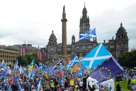Những người ủng hộ Scotland độc lập tuần hành tại Glasgow, Scotland ngày 30/7/2016. (Nguồn: AFP/TTXVN) 