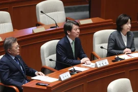 (Từ trái sang phải) Ứng cử viên Moon Jae-in, ứng cử viên Ahn Cheol-soo và ứng cử viên Sim Sang Jeung tại phiên họp ở Seoul. (Nguồn: AFP/TTXVN)