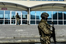 Lực lượng đặc nhiệm Thổ Nhĩ Kỳ gác bên ngoài tòa án thuộc quận Silivri, thủ đô Istanbul ngày 23/1. (Nguồn: AFP/TTXVN)