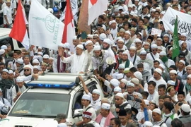 Người Hồi giáo biểu tình phản đối thị trưởng Jakarta Basuki Tjahaja Purnama tại Jakarta. (Nguồn: AFP/TTXVN) 