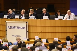 Trưởng đoàn đàm phán Brexit của Liên minh châu Âu (EU) Michel Barnier (thứ ba, phải) tại cuộc họp của Ủy ban EU ở Brussels ngày 22/3. (Nguồn: AFP/TTXVN)