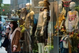 Người dân mua sắm trên phố Oxford ở thủ đô London. (Nguồn: AFP/TTXVN) 