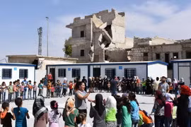 Trẻ em Syria tại một lớp học tạm ở thành phố Aleppo ngày 18/5. (Nguồn: AFP/TTXVN) 