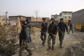 Binh sỹ Ấn Độ tuần tra tại huyện Pulwama, cách Srinagar khoảng 16 km về phía nam. (Nguồn: THX/TTXVN) 