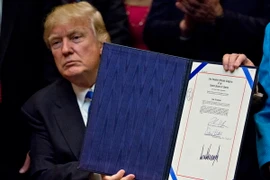 Tổng thống Mỹ Donald Trum ký sắc lệnh bãi bỏ các quy định về biến đổi khí hậu của chính quyền người tiền nhiệm Barack Obama. (Nguồn: EPA/TTXVN)