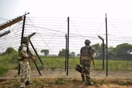 Binh sỹ Ấn Độ gác tại khu vực Jammu trên biên giới Ấn Độ - Pakistan. (Nguồn:AFP/TTXVN) 