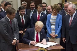 Tổng thống Mỹ Donald Trump (giữa). (Nguồn: AFP/TTXVN)