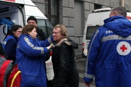 Nhân viên y tế giúp người bị thương tại hiện trường vụ nổ ga tàu điện ngầm ở Saint Petersburg ngày 3/4. (Nguồn: AFP/TTXVN) 