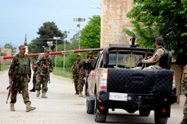 Binh sỹ Afghanistan gác phía trước cổng căn cứ của quân đội ở tỉnh Balkh sau vụ tấn công ngày 21/4. (Nguồn: THX/TTXVN) 