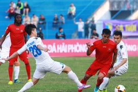 Pha tranh đi bóng của cầu thủ Quốc Tuấn (Hải Phòng). (Ảnh: Lâm Khánh/TTXVN)