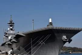 Tàu chở trực thăng Izumo của Lực lượng phòng vệ hải quân Nhật Bản (JMSDF) tại căn cứ hải quân ở Yokosuka. (Nguồn: EPA/TTXVN) 
