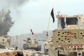 Xe quân sự của lực lượng trung thành với Chính phủ đoàn kết dân tộc Libya giành lại quyền kiểm soát quận Al-Giza Al-Bahriya ở Sirte. (Nguồn: AFP/TTXVN) 
