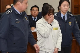 Bà Choi Soon-sil (giữa) tại Tòa án quận trung tâm Seoul ngày 5/1/2017. (Nguồn: YONHAP/TTXVN) 