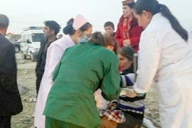 Lực lượng cứu hộ hỗ trợ người dân tại khu vực động đất ở làng Kuzigun, huyện Taxkorgan ngày 11/5. (Nguồn: THX/TTXVN) 