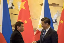 Chủ tịch Trung Quốc Tập Cận Bình (phải) và Tổng thống Philippines Rodrigo Duterte (trái) tại cuộc gặp ở Bắc Kinh, Trung Quốc. (Nguồn: AFP/TTXVN) 