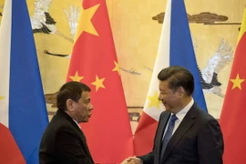 Chủ tịch Trung Quốc Tập Cận Bình (phải) và Tổng thống Philippines Rodrigo Duterte (trái) tại cuộc gặp ở Bắc Kinh, Trung Quốc. (Nguồn: AFP/TTXVN) 