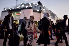 Người di cư đến Piraeus, Hy Lạp ngày 17/4. (Nguồn: AFP/TTXVN) 