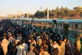 Người dân ở phía Đông Aleppo chờ sơ tán. (Nguồn: AP/TTXVN) 