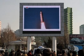 Người dân Triều Tiên theo dõi vụ phóng thử tên lửa đất đối đất tầm trung Pukguksong-2 qua phương tiện truyền thông công cộng ở Bình Nhưỡng. (Nguồn: AFP/TTXVN) 