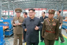 Nhà lãnh đạo Kim Jong-un (giữa) thăm Khu liên hiệp vật liệu xây dựng Chollima ở Bình Nhưỡng. (Nguồn: YONHAP/TTXVN)